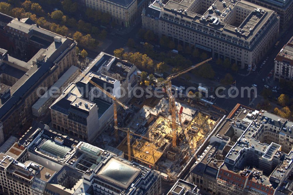 Aerial photograph Berlin - Der Blick in die 13 Meter tiefe und 75 mal 75 Meter große Baustellengrube des im Bau befindlichen Upper Eastside-Geschäfts-und Wohnhauses auf der Friedrichstraße/Ecke Unter den Linden. Hier soll ein achtgeschossiger Gebäude-Komplex mit Geschäften, Büros und Wohnungen, bis zum Jahr 2008 auf dem Areal entstehen. Investor ist die Münchner Meag (Munich Ergo Asset Management GmbH), die Vermögensverwalterin der Münchner Rückversicherung und der Ergo Versicherungsgruppe.