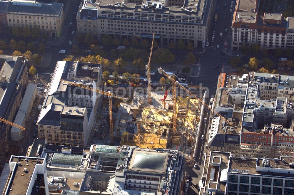 Berlin from above - Der Blick in die 13 Meter tiefe und 75 mal 75 Meter große Baustellengrube des im Bau befindlichen Upper Eastside-Geschäfts-und Wohnhauses auf der Friedrichstraße/Ecke Unter den Linden. Hier soll ein achtgeschossiger Gebäude-Komplex mit Geschäften, Büros und Wohnungen, bis zum Jahr 2008 auf dem Areal entstehen. Investor ist die Münchner Meag (Munich Ergo Asset Management GmbH), die Vermögensverwalterin der Münchner Rückversicherung und der Ergo Versicherungsgruppe.