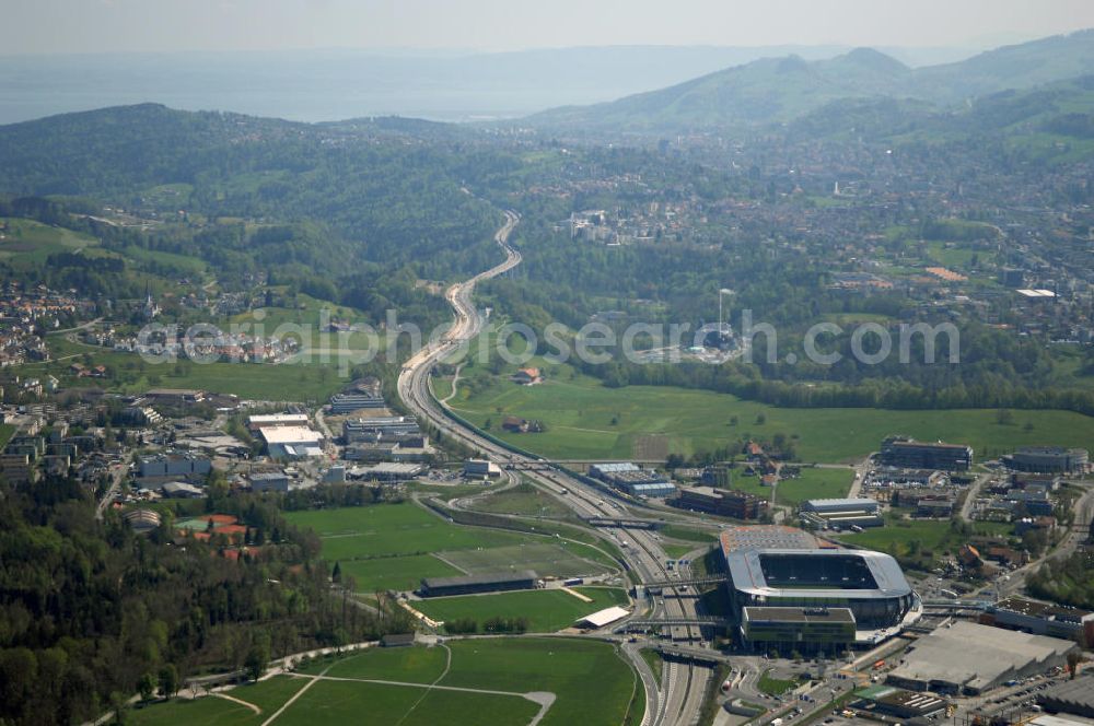 St. Gallen from above - Blick auf die Baustelle der AFG Arena, sie ist das künftige Fussballstadion des FC St. Gallen im Westen der Stadt St. Gallen.Am 14. September 2005 erfolgte nach fast zehnjähriger Planung der Spatenstich für die AFG Arena mit einem Fassungsvermögen von 20'300 Zuschauern. Davon entfallen 15'530 auf Sitzplätze und 4'770 auf Stehplätze. Für internationale Spiele können die 4'770 Stehplätze in 2'578 Sitzplätze umgewandelt werden, sodass eine Sitzplatzkapazität von 18'117 entsteht. benannt nach der AFG Arbonia-Forster-Holding mit Sitz in Arbon. Es ist das erste Schweizer Stadion, welches nach einem kommerziellen Unternehmen benannt wird. Das vorher unter dem Arbeitstitel Stadion West benannte Stadion soll ab 2008 das als Dauerprovisorium erweiterte Espenmoos ablösen.