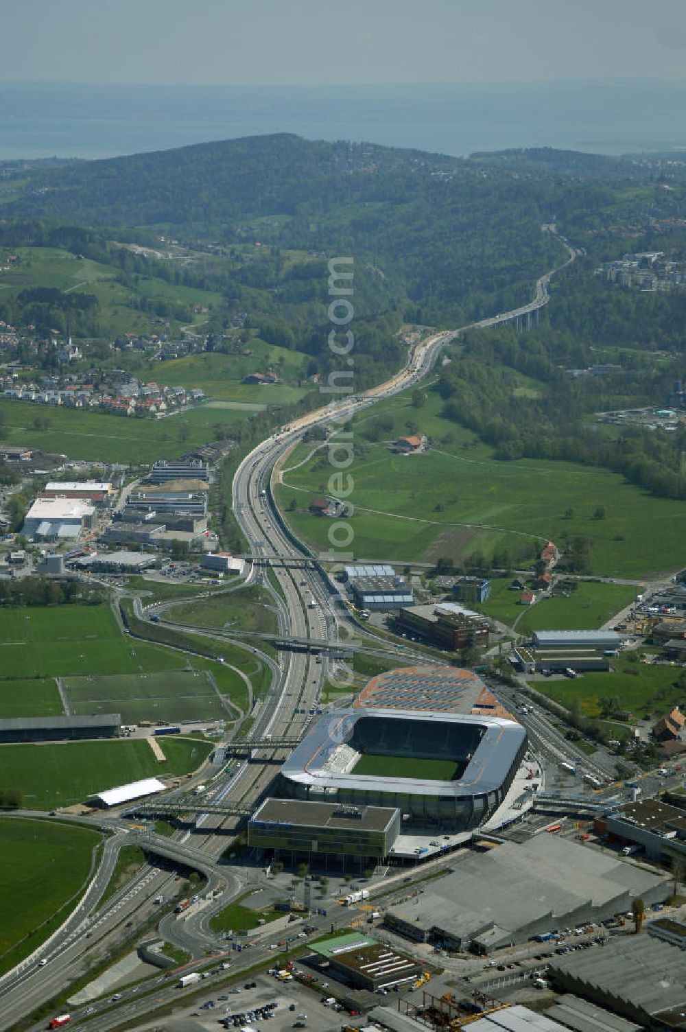 Aerial image St. Gallen - Blick auf die Baustelle der AFG Arena, sie ist das künftige Fussballstadion des FC St. Gallen im Westen der Stadt St. Gallen.Am 14. September 2005 erfolgte nach fast zehnjähriger Planung der Spatenstich für die AFG Arena mit einem Fassungsvermögen von 20'300 Zuschauern. Davon entfallen 15'530 auf Sitzplätze und 4'770 auf Stehplätze. Für internationale Spiele können die 4'770 Stehplätze in 2'578 Sitzplätze umgewandelt werden, sodass eine Sitzplatzkapazität von 18'117 entsteht. benannt nach der AFG Arbonia-Forster-Holding mit Sitz in Arbon. Es ist das erste Schweizer Stadion, welches nach einem kommerziellen Unternehmen benannt wird. Das vorher unter dem Arbeitstitel Stadion West benannte Stadion soll ab 2008 das als Dauerprovisorium erweiterte Espenmoos ablösen.