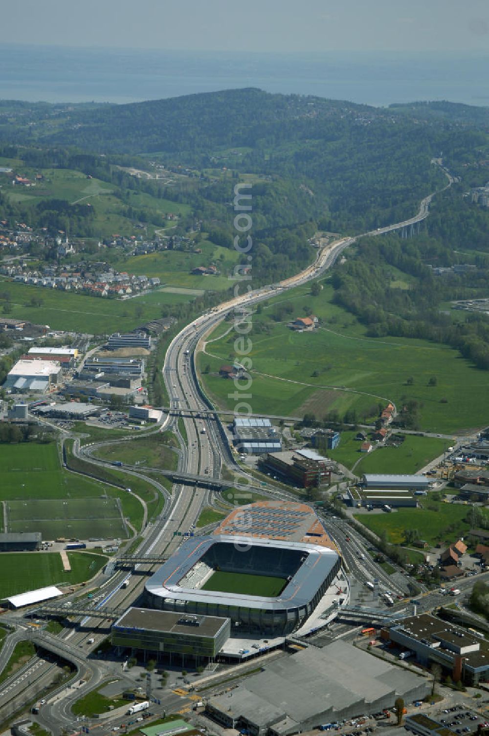 Aerial photograph St. Gallen - Blick auf die Baustelle der AFG Arena, sie ist das künftige Fussballstadion des FC St. Gallen im Westen der Stadt St. Gallen.Am 14. September 2005 erfolgte nach fast zehnjähriger Planung der Spatenstich für die AFG Arena mit einem Fassungsvermögen von 20'300 Zuschauern. Davon entfallen 15'530 auf Sitzplätze und 4'770 auf Stehplätze. Für internationale Spiele können die 4'770 Stehplätze in 2'578 Sitzplätze umgewandelt werden, sodass eine Sitzplatzkapazität von 18'117 entsteht. benannt nach der AFG Arbonia-Forster-Holding mit Sitz in Arbon. Es ist das erste Schweizer Stadion, welches nach einem kommerziellen Unternehmen benannt wird. Das vorher unter dem Arbeitstitel Stadion West benannte Stadion soll ab 2008 das als Dauerprovisorium erweiterte Espenmoos ablösen.