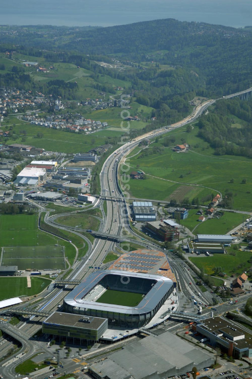 St. Gallen from above - Blick auf die Baustelle der AFG Arena, sie ist das künftige Fussballstadion des FC St. Gallen im Westen der Stadt St. Gallen.Am 14. September 2005 erfolgte nach fast zehnjähriger Planung der Spatenstich für die AFG Arena mit einem Fassungsvermögen von 20'300 Zuschauern. Davon entfallen 15'530 auf Sitzplätze und 4'770 auf Stehplätze. Für internationale Spiele können die 4'770 Stehplätze in 2'578 Sitzplätze umgewandelt werden, sodass eine Sitzplatzkapazität von 18'117 entsteht. benannt nach der AFG Arbonia-Forster-Holding mit Sitz in Arbon. Es ist das erste Schweizer Stadion, welches nach einem kommerziellen Unternehmen benannt wird. Das vorher unter dem Arbeitstitel Stadion West benannte Stadion soll ab 2008 das als Dauerprovisorium erweiterte Espenmoos ablösen.