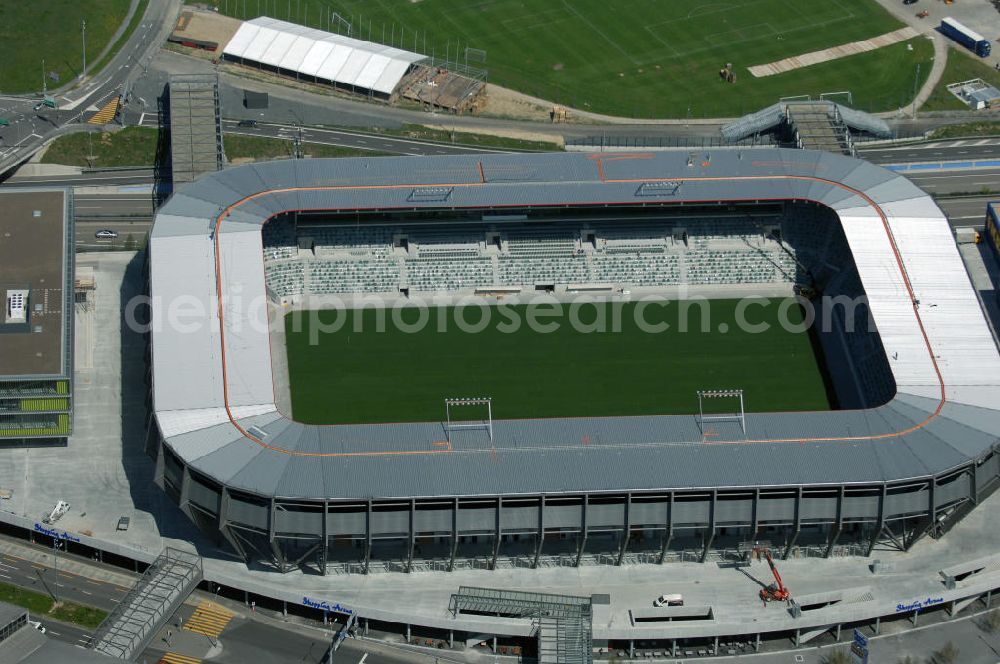 St. Gallen from above - Blick auf die Baustelle der AFG Arena, sie ist das künftige Fussballstadion des FC St. Gallen im Westen der Stadt St. Gallen.Am 14. September 2005 erfolgte nach fast zehnjähriger Planung der Spatenstich für die AFG Arena mit einem Fassungsvermögen von 20'300 Zuschauern. Davon entfallen 15'530 auf Sitzplätze und 4'770 auf Stehplätze. Für internationale Spiele können die 4'770 Stehplätze in 2'578 Sitzplätze umgewandelt werden, sodass eine Sitzplatzkapazität von 18'117 entsteht. benannt nach der AFG Arbonia-Forster-Holding mit Sitz in Arbon. Es ist das erste Schweizer Stadion, welches nach einem kommerziellen Unternehmen benannt wird. Das vorher unter dem Arbeitstitel Stadion West benannte Stadion soll ab 2008 das als Dauerprovisorium erweiterte Espenmoos ablösen.