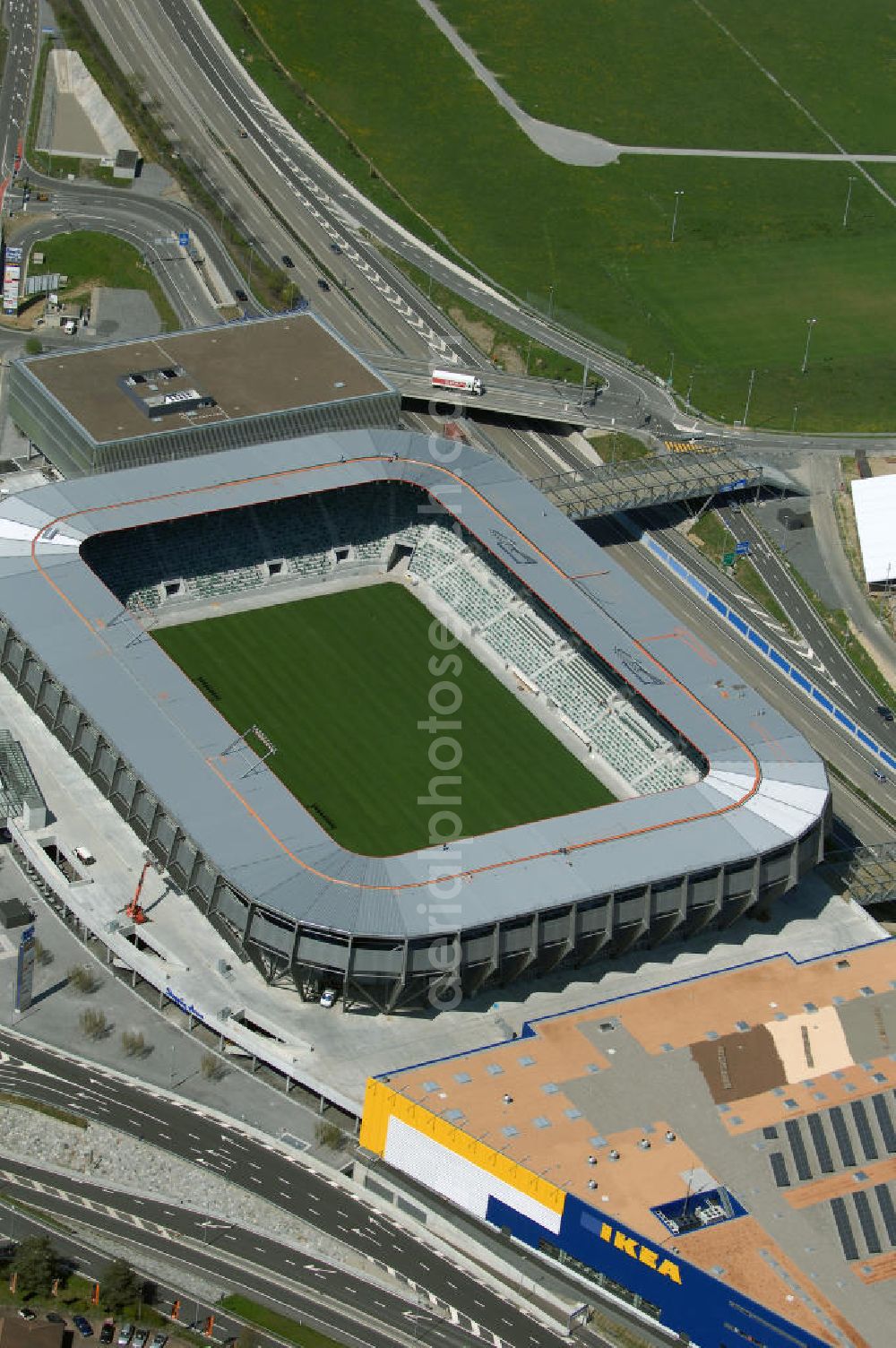 Aerial image St. Gallen - Blick auf die Baustelle der AFG Arena, sie ist das künftige Fussballstadion des FC St. Gallen im Westen der Stadt St. Gallen.Am 14. September 2005 erfolgte nach fast zehnjähriger Planung der Spatenstich für die AFG Arena mit einem Fassungsvermögen von 20'300 Zuschauern. Davon entfallen 15'530 auf Sitzplätze und 4'770 auf Stehplätze. Für internationale Spiele können die 4'770 Stehplätze in 2'578 Sitzplätze umgewandelt werden, sodass eine Sitzplatzkapazität von 18'117 entsteht. benannt nach der AFG Arbonia-Forster-Holding mit Sitz in Arbon. Es ist das erste Schweizer Stadion, welches nach einem kommerziellen Unternehmen benannt wird. Das vorher unter dem Arbeitstitel Stadion West benannte Stadion soll ab 2008 das als Dauerprovisorium erweiterte Espenmoos ablösen.