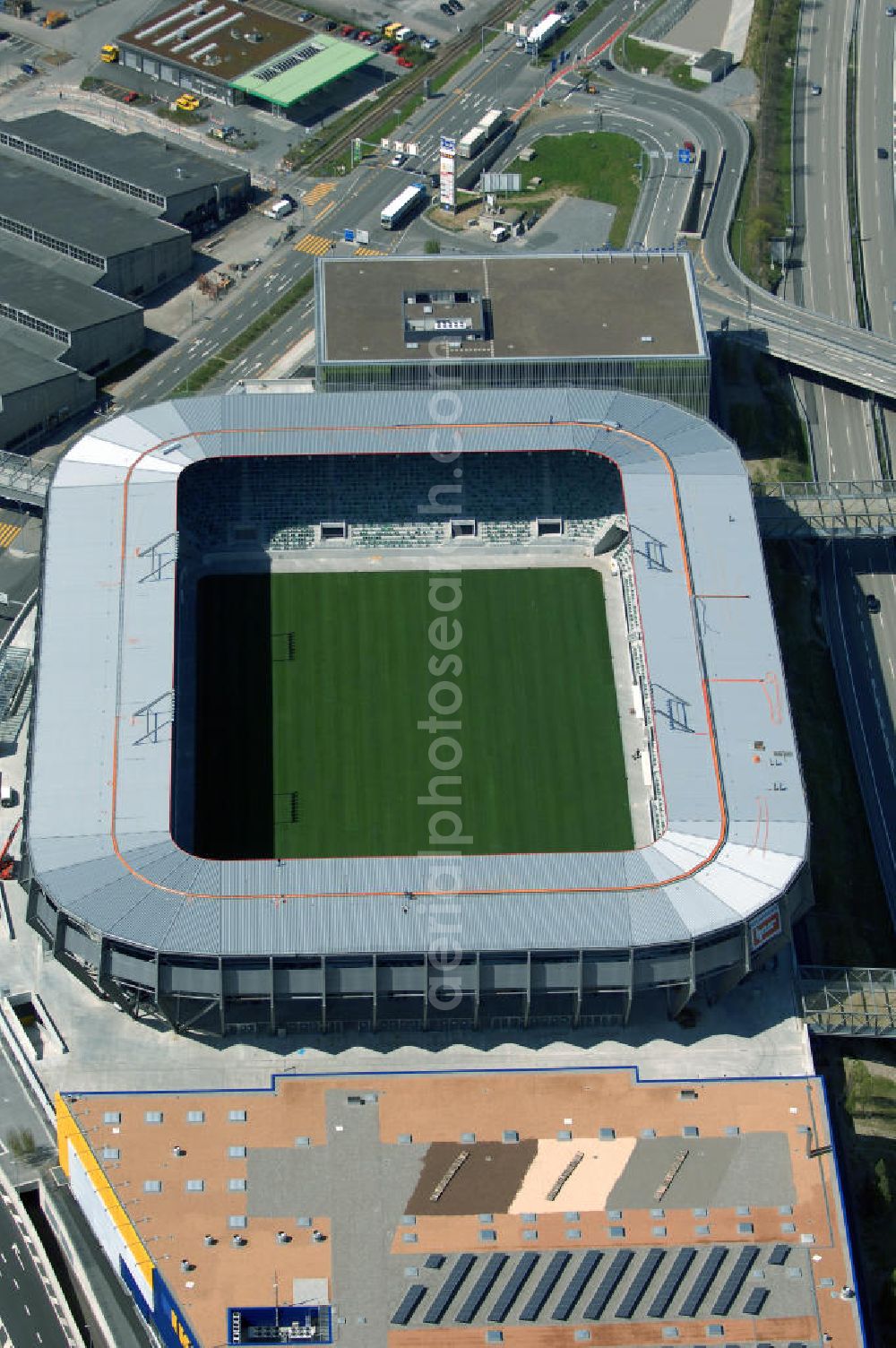 St. Gallen from above - Blick auf die Baustelle der AFG Arena, sie ist das künftige Fussballstadion des FC St. Gallen im Westen der Stadt St. Gallen.Am 14. September 2005 erfolgte nach fast zehnjähriger Planung der Spatenstich für die AFG Arena mit einem Fassungsvermögen von 20'300 Zuschauern. Davon entfallen 15'530 auf Sitzplätze und 4'770 auf Stehplätze. Für internationale Spiele können die 4'770 Stehplätze in 2'578 Sitzplätze umgewandelt werden, sodass eine Sitzplatzkapazität von 18'117 entsteht. benannt nach der AFG Arbonia-Forster-Holding mit Sitz in Arbon. Es ist das erste Schweizer Stadion, welches nach einem kommerziellen Unternehmen benannt wird. Das vorher unter dem Arbeitstitel Stadion West benannte Stadion soll ab 2008 das als Dauerprovisorium erweiterte Espenmoos ablösen.