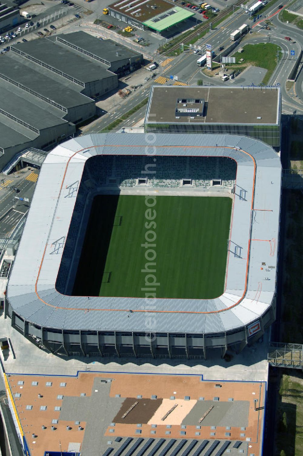 Aerial image St. Gallen - Blick auf die Baustelle der AFG Arena, sie ist das künftige Fussballstadion des FC St. Gallen im Westen der Stadt St. Gallen.Am 14. September 2005 erfolgte nach fast zehnjähriger Planung der Spatenstich für die AFG Arena mit einem Fassungsvermögen von 20'300 Zuschauern. Davon entfallen 15'530 auf Sitzplätze und 4'770 auf Stehplätze. Für internationale Spiele können die 4'770 Stehplätze in 2'578 Sitzplätze umgewandelt werden, sodass eine Sitzplatzkapazität von 18'117 entsteht. benannt nach der AFG Arbonia-Forster-Holding mit Sitz in Arbon. Es ist das erste Schweizer Stadion, welches nach einem kommerziellen Unternehmen benannt wird. Das vorher unter dem Arbeitstitel Stadion West benannte Stadion soll ab 2008 das als Dauerprovisorium erweiterte Espenmoos ablösen.