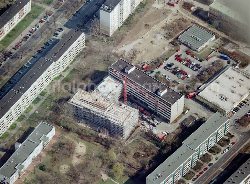 Aerial photograph Berlin-Weißensee - Baustelle der Albert-Schweizer-Stiftung auf dem Gelände des Altenpflegeheimes an der Buschallee in Berlin Weißensee