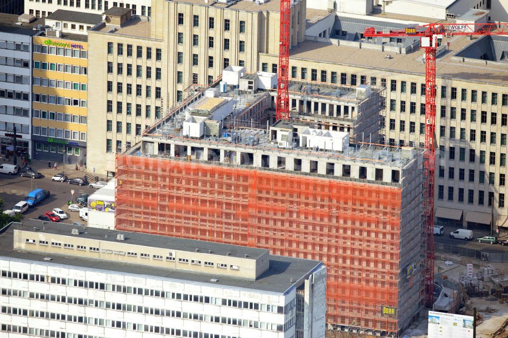 Berlin Mitte from above - Baustelle / Rohbau des vom Berliner Architekturbüro Collignon entworfenen Hotelgebäude Alexan der Parkside an der Wadzeckstraße / Otto-Braun-Straße in Berlin Mitte. Die PORR Deutschland GmbH errichtet hier ein Projekt der IVG Development AG. Verschiedene Hotels wird das Areal künftig beherbergen: „Hampton by Hilton“ mit zwei bis drei Sternen, ein „Holiday Inn“ mit drei bis vier Sternen, ein „Azure Hostel“ und ein „Boarding House“. Construction site of the hotel complex Alexan der Parkside in Berlin.