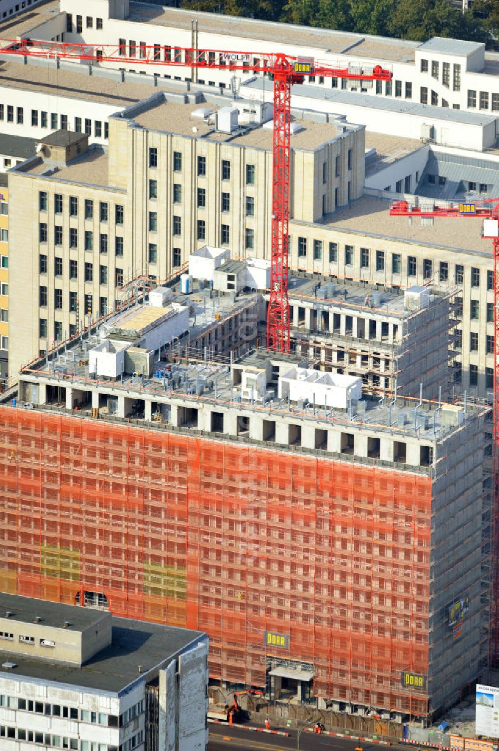 Aerial image Berlin Mitte - Baustelle / Rohbau des vom Berliner Architekturbüro Collignon entworfenen Hotelgebäude Alexan der Parkside an der Wadzeckstraße / Otto-Braun-Straße in Berlin Mitte. Die PORR Deutschland GmbH errichtet hier ein Projekt der IVG Development AG. Verschiedene Hotels wird das Areal künftig beherbergen: „Hampton by Hilton“ mit zwei bis drei Sternen, ein „Holiday Inn“ mit drei bis vier Sternen, ein „Azure Hostel“ und ein „Boarding House“. Construction site of the hotel complex Alexan der Parkside in Berlin.