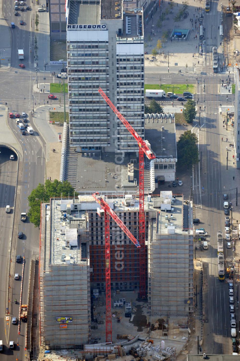 Aerial photograph Berlin Mitte - Baustelle / Rohbau des vom Berliner Architekturbüro Collignon entworfenen Hotelgebäude Alexan der Parkside an der Wadzeckstraße / Otto-Braun-Straße in Berlin Mitte. Die PORR Deutschland GmbH errichtet hier ein Projekt der IVG Development AG. Verschiedene Hotels wird das Areal künftig beherbergen: „Hampton by Hilton“ mit zwei bis drei Sternen, ein „Holiday Inn“ mit drei bis vier Sternen, ein „Azure Hostel“ und ein „Boarding House“. Construction site of the hotel complex Alexan der Parkside in Berlin.