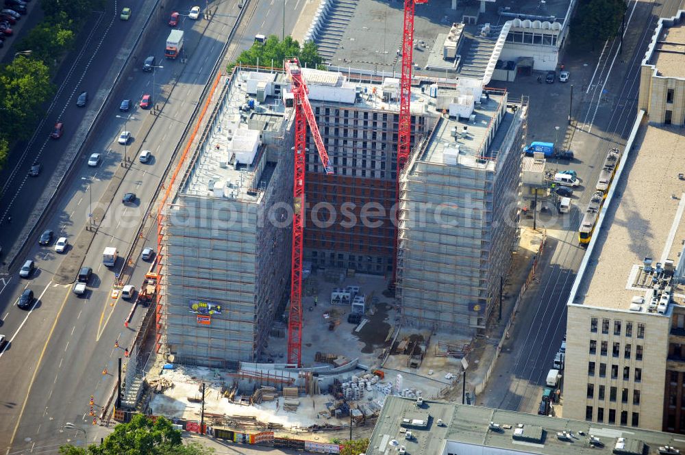 Berlin Mitte from above - Baustelle / Rohbau des vom Berliner Architekturbüro Collignon entworfenen Hotelgebäude Alexan der Parkside an der Wadzeckstraße / Otto-Braun-Straße in Berlin Mitte. Die PORR Deutschland GmbH errichtet hier ein Projekt der IVG Development AG. Verschiedene Hotels wird das Areal künftig beherbergen: „Hampton by Hilton“ mit zwei bis drei Sternen, ein „Holiday Inn“ mit drei bis vier Sternen, ein „Azure Hostel“ und ein „Boarding House“. Construction site of the hotel complex Alexan der Parkside in Berlin.