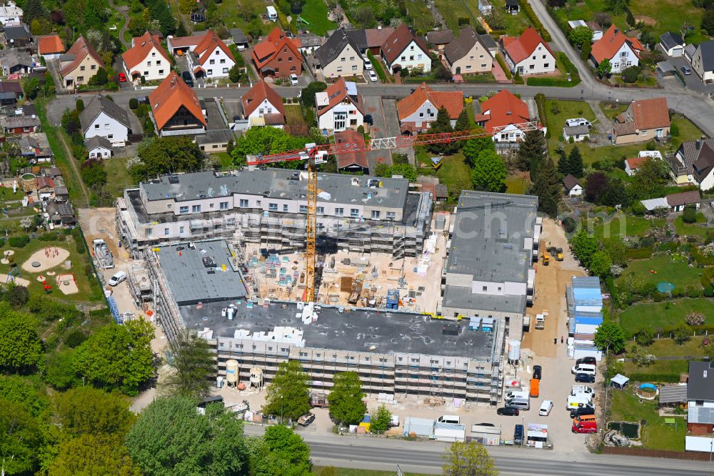 Wolfsburg from the bird's eye view: Construction site from the construction of a senior and age-appropriate residential complex SCHOeNES LEBEN on Sandkruggaerten on street Sandkrugstrasse in the district Reislingen in Wolfsburg in the state Lower Saxony, Germany