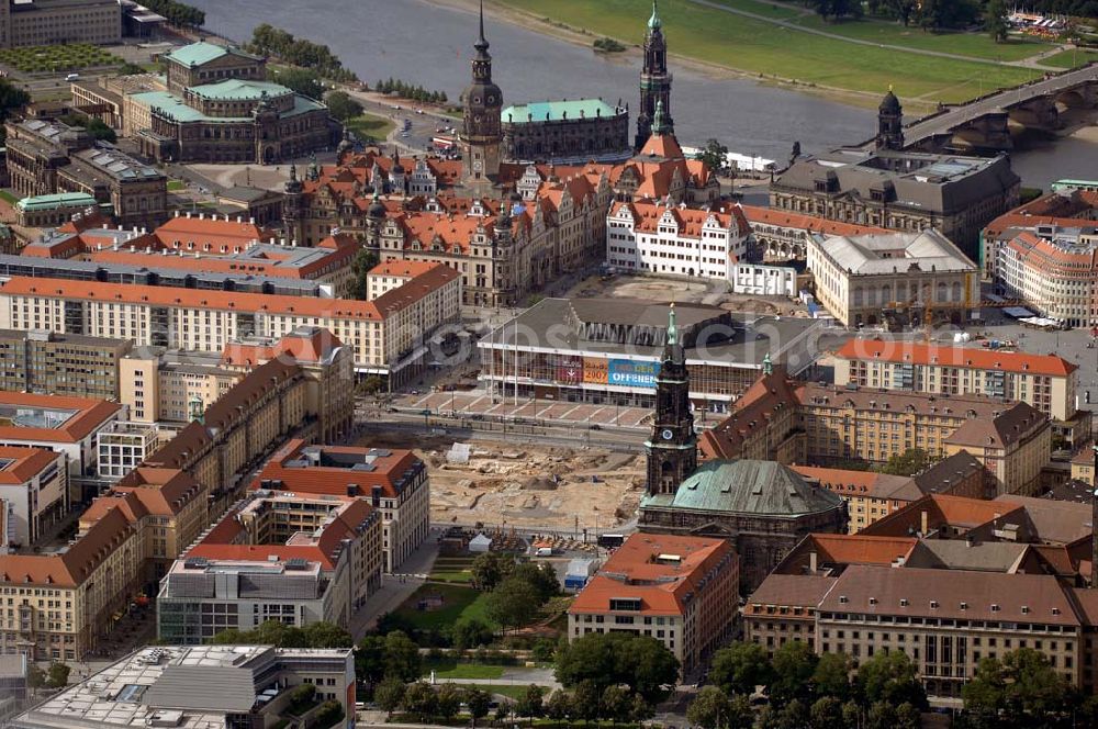 Aerial photograph DRESDEN - Blick auf die Kreuzkirche am Altmarkt (Wilsdruffer Straße). Aufgrund archäologischer Grabungen auf der Platzfläche und dem Bau einer Tiefgarage, ist der gesamte Altmarkt eine Baustelle. Der Siegerentwurf des Städtebaulichen Ideen- und Realisierungswettbewerbes von WES & Partner, Hamburg sieht eine Erinnerungsstelle in Form des alten sternförmig angelegten, mit Brandspuren markierten Pflasters vor. Im Hintergrund ist die Altstadt mit dem Zwinger, der Hofkirche und der Hausmannsturm, sowie die Elbe zu sehen.