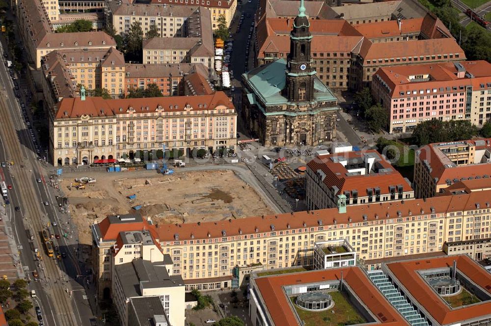 Aerial photograph Dresden - Aufgrund archäologischer Grabungen auf der Platzfläche und dem Bau einer Tiefgarage, ist der gesamte Altmarkt eine Baustelle. Der Siegerentwurf von WES & Partner, Hamburg sieht eine Erinnerungsstelle in Form des alten sternförmig angelegten, mit Brandspuren markierten Pflasters vor. Im Hintergrund ist die Altstadt mit dem Zwinger, der Hofkirche und der Hausmannsturm, sowie die Elbe zu sehen.