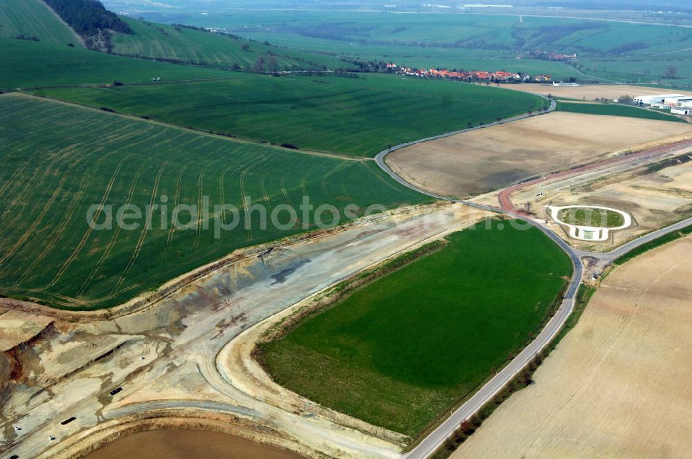 Aerial image Sättelstädt - Blick auf die Baustelle des Übergangs von der Hörsetalbrücke zur Ausfahrt / Anschlussstelle Sättelstädt der A4 mit Regenrückhaltebecken VI. Der Neubau ist Teil des Projekt Nordverlegung / Umfahrung Hörselberge der Autobahn E40 / A4 in Thüringen bei Eisenach. Durchgeführt werden die im Zuge dieses Projektes notwendigen Arbeiten unter an derem von den Mitarbeitern der Niederlassung Weimar der EUROVIA Verkehrsbau Union sowie der Niederlassungen Abbruch und Erdbau, Betonstraßenbau, Ingenieurbau und TECO Schallschutz der EUROVIA Beton sowie der DEGES.