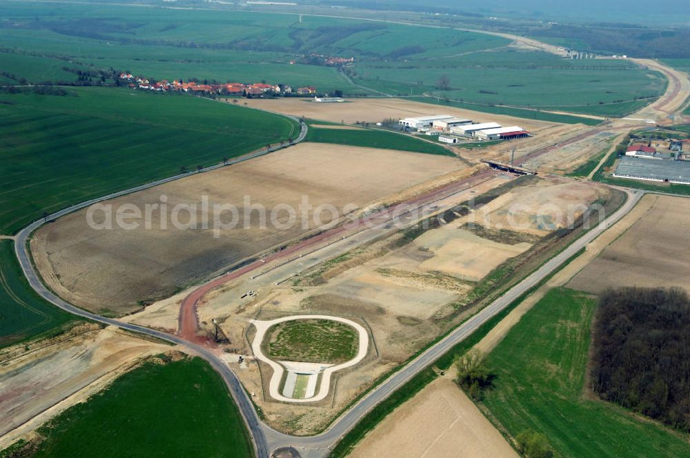 Sättelstädt from the bird's eye view: Blick auf die Baustelle der Ausfahrt / Anschlussstelle Sättelstädt der A4 mit Regenrückhaltebecken VI und neuer Strassenbrücke. Der Neubau ist Teil des Projekt Nordverlegung / Umfahrung Hörselberge der Autobahn E40 / A4 in Thüringen bei Eisenach. Durchgeführt werden die im Zuge dieses Projektes notwendigen Arbeiten unter an derem von den Mitarbeitern der Niederlassung Weimar der EUROVIA Verkehrsbau Union sowie der Niederlassungen Abbruch und Erdbau, Betonstraßenbau, Ingenieurbau und TECO Schallschutz der EUROVIA Beton sowie der DEGES.