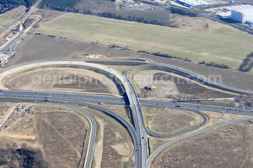 Waltersdorf from the bird's eye view: Die Baustelle an der Bundesautobahn A113 Anschlussstelle Flughafen BBI bei Waltersdorf. Die Anschlussstelle ist die letzte Bauleistung an der neuen Autobahn. The construction site of the federal autobahn A 113 interchange airport BBI near by Waltersdorf.