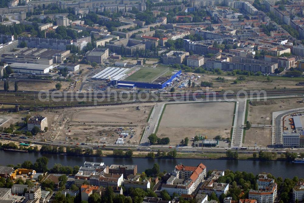 Berlin from above - Blick auf das Areal der Baustelle der amerikanischen Anschutz Entertainment Group (AEG) plant, ein rund 21 Hektar großes Areal am Berliner Ostbahnhof zu erschließen und dort neben Wohn-, Büro- und Geschäftshäusern eine Multifunktionshalle für Musik-, Entertainment- und Sportveranstaltungen zu errichten.