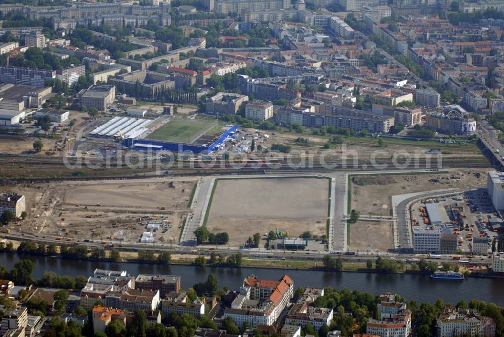 Berlin from the bird's eye view: Blick auf das Areal der Baustelle der amerikanischen Anschutz Entertainment Group (AEG) plant, ein rund 21 Hektar großes Areal am Berliner Ostbahnhof zu erschließen und dort neben Wohn-, Büro- und Geschäftshäusern eine Multifunktionshalle für Musik-, Entertainment- und Sportveranstaltungen zu errichten.