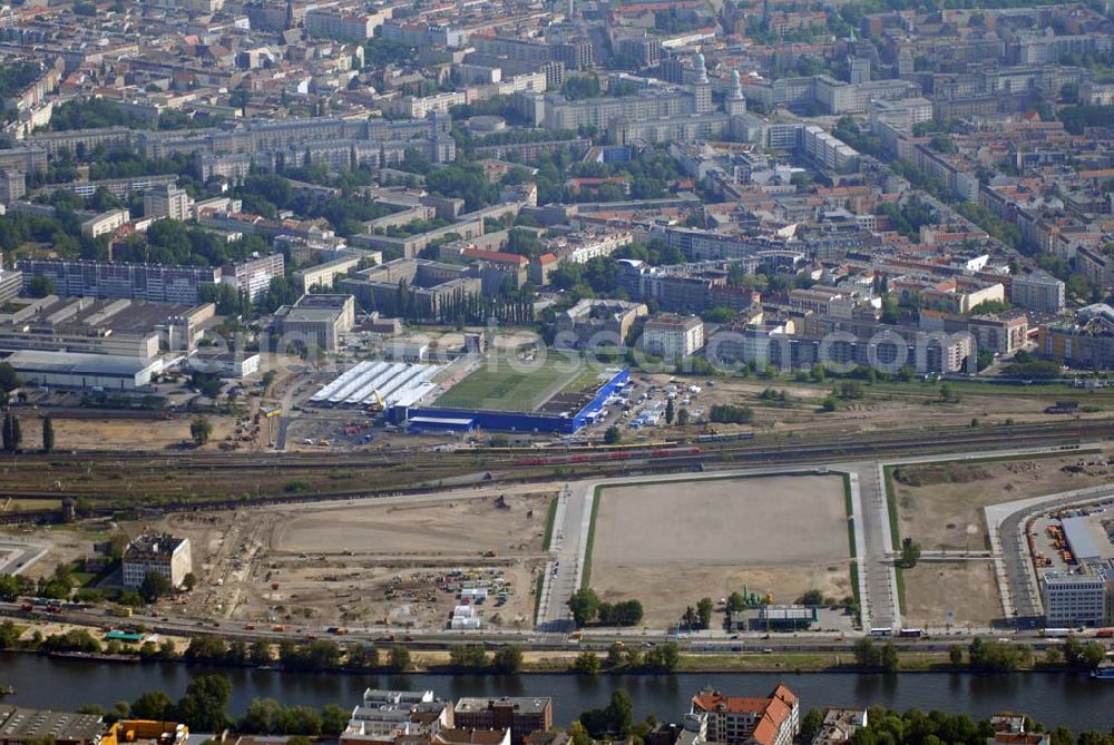 Aerial image Berlin - Blick auf das Areal der Baustelle der amerikanischen Anschutz Entertainment Group (AEG) plant, ein rund 21 Hektar großes Areal am Berliner Ostbahnhof zu erschließen und dort neben Wohn-, Büro- und Geschäftshäusern eine Multifunktionshalle für Musik-, Entertainment- und Sportveranstaltungen zu errichten.