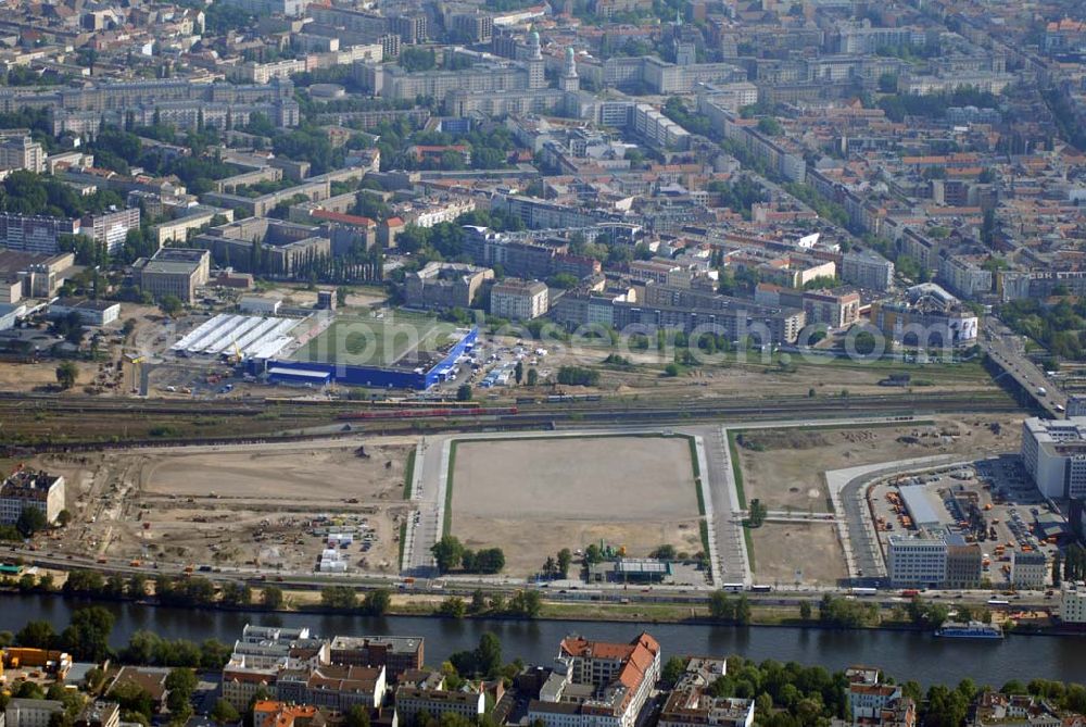 Aerial photograph Berlin - Blick auf das Areal der Baustelle der amerikanischen Anschutz Entertainment Group (AEG) plant, ein rund 21 Hektar großes Areal am Berliner Ostbahnhof zu erschließen und dort neben Wohn-, Büro- und Geschäftshäusern eine Multifunktionshalle für Musik-, Entertainment- und Sportveranstaltungen zu errichten.