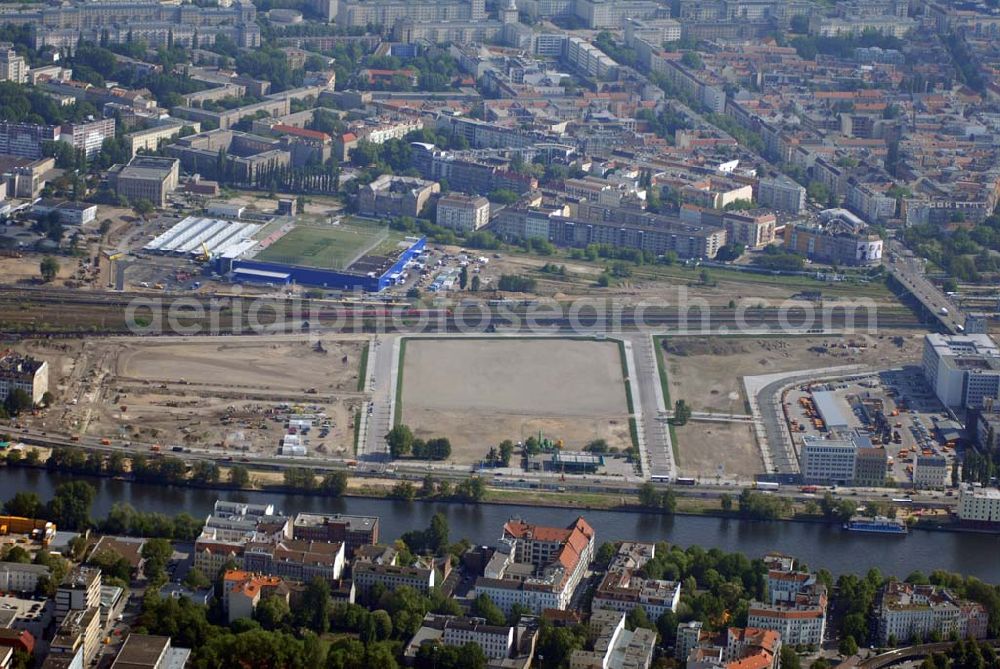 Berlin from above - Blick auf das Areal der Baustelle der amerikanischen Anschutz Entertainment Group (AEG) plant, ein rund 21 Hektar großes Areal am Berliner Ostbahnhof zu erschließen und dort neben Wohn-, Büro- und Geschäftshäusern eine Multifunktionshalle für Musik-, Entertainment- und Sportveranstaltungen zu errichten.