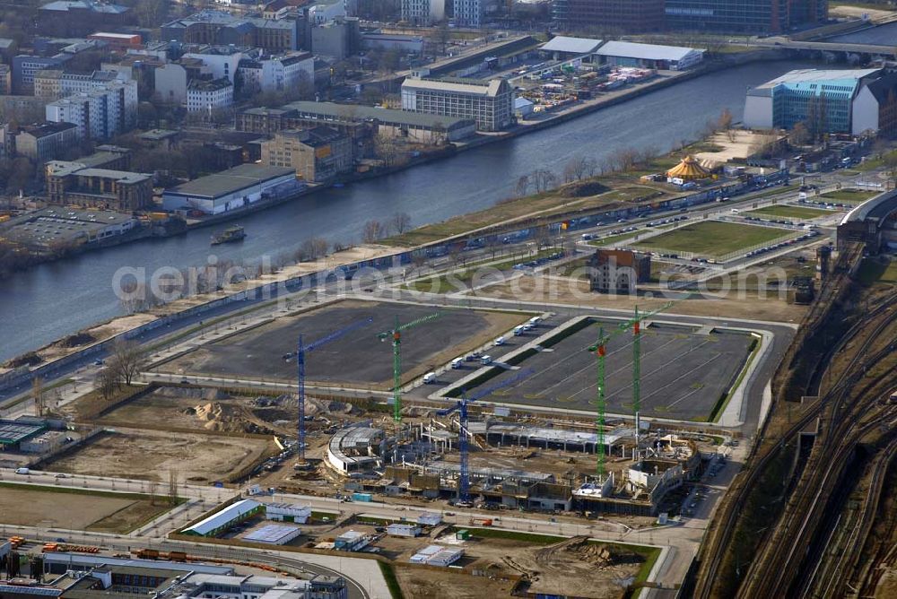 Berlin - Friedrichshain from the bird's eye view: Blick auf das Areal der Baustelle der amerikanischen Anschutz Entertainment Group (AEG) plant, ein rund 21 Hektar großes Areal am Berliner Ostbahnhof zu erschließen und dort neben Wohn-, Büro- und Geschäftshäusern eine Multifunktionshalle für Musik-, Entertainment- und Sportveranstaltungen zu errichten.