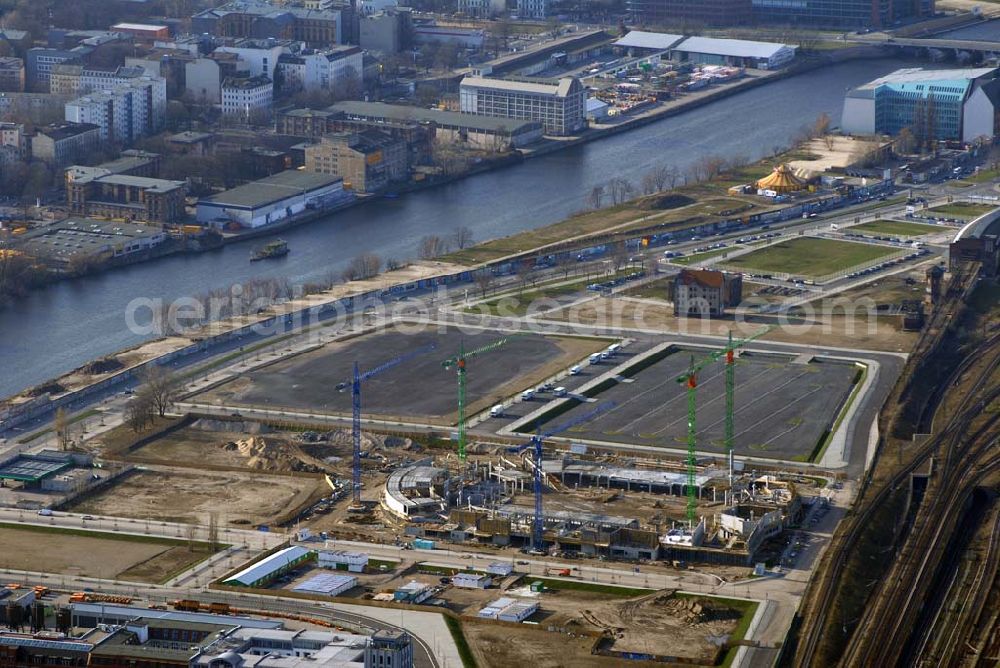 Aerial image Berlin - Friedrichshain - Blick auf das Areal der Baustelle der amerikanischen Anschutz Entertainment Group (AEG) plant, ein rund 21 Hektar großes Areal am Berliner Ostbahnhof zu erschließen und dort neben Wohn-, Büro- und Geschäftshäusern eine Multifunktionshalle für Musik-, Entertainment- und Sportveranstaltungen zu errichten.