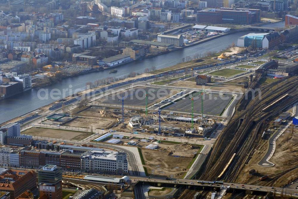 Aerial photograph Berlin - Friedrichshain - Blick auf das Areal der Baustelle der amerikanischen Anschutz Entertainment Group (AEG) plant, ein rund 21 Hektar großes Areal am Berliner Ostbahnhof zu erschließen und dort neben Wohn-, Büro- und Geschäftshäusern eine Multifunktionshalle für Musik-, Entertainment- und Sportveranstaltungen zu errichten.