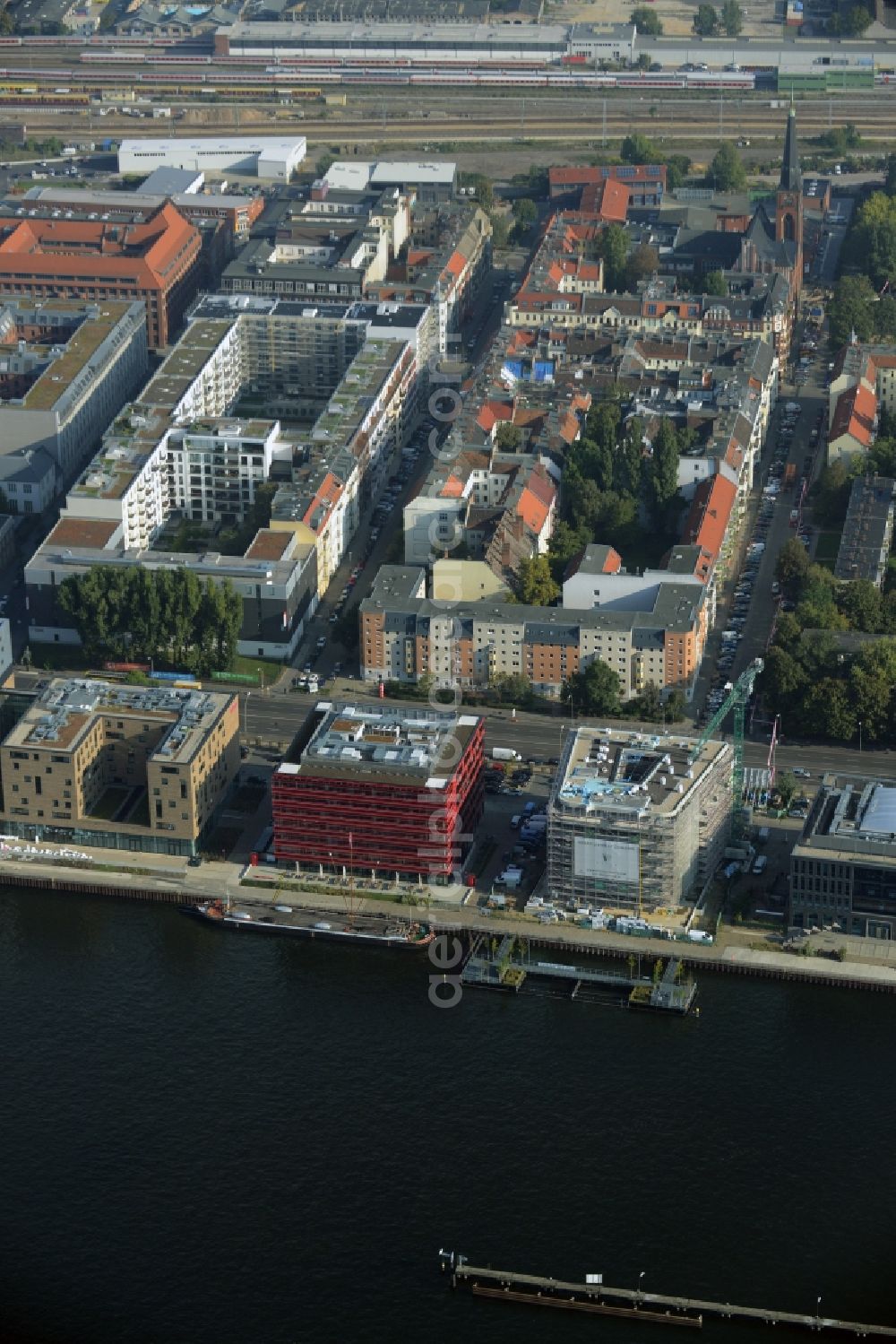 Aerial image Berlin - Construction site of the new multi-family residential and apartment building complex The White on East harbour on the Northern shore of the Spree in Berlin in Germany