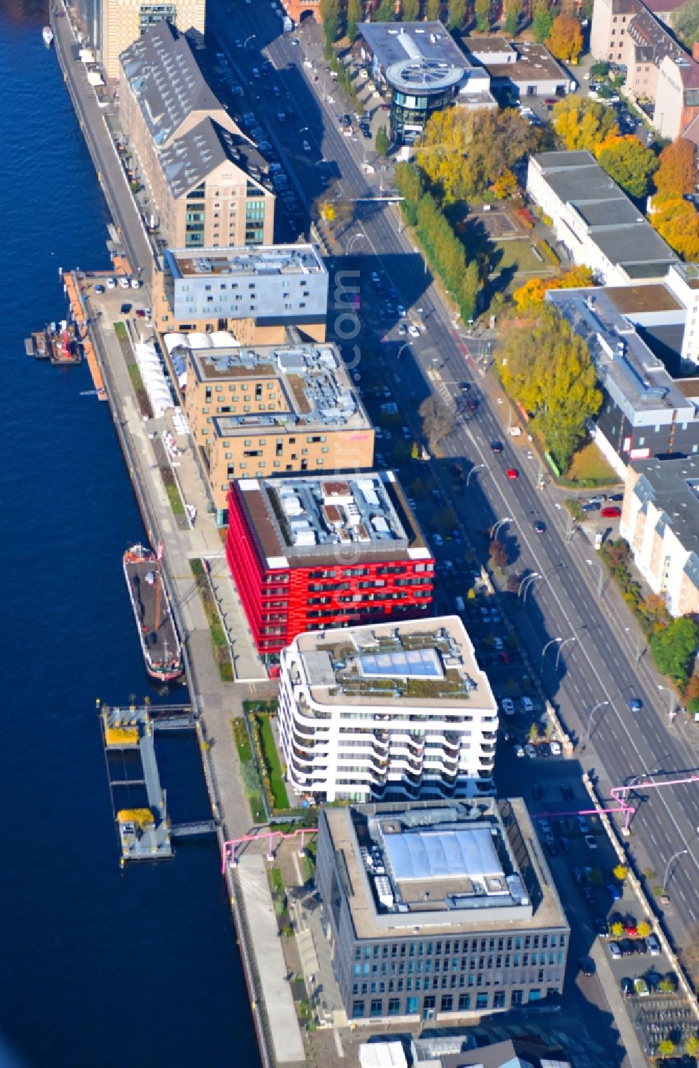 Aerial image Berlin - Construction site of the new multi-family residential and apartment building complex The White on East harbour on the Northern shore of the Spree in Berlin in Germany