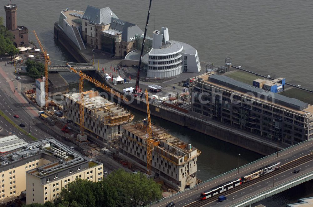 Aerial photograph Köln - Blick auf die Baustelle des art otel Cologne. Das 45 Millionen Euro Großprojekt im Rheinauhafen wird von der Hamburger Grundbesitz Investitionsgesellschaft Rheinauhafen (GIR) errichtet. Entworfen wurde das Gebäude von der Berliner Architektin und Designerin Johanne Nalbach. Mitverantwortlich sind außerdem die Planungsgemeinschaft nps, Alf M. Prasch aus Hamburg und die LIP (Ludger Inholte Projektentwicklung). Links im Hintegrrund ist das Schokoladenmuseum zu sehen. Das Gebäude rechts im Bild ist das Hauptquartier der Viacon AG. Kontakt Nalbach und Nalbach Gesellschaft von Architekten mbH: Tel. +49(0)30 8590830, Email: buero@nalbach-architekten.de; Kontakt nps (Nietz, Pratsch und Siegel Architekten): Tel. +49(0)351 8945730; Kontakt LIP: Tel. +49(0)40 34962830, Email: sekretariat@l-i-p.de