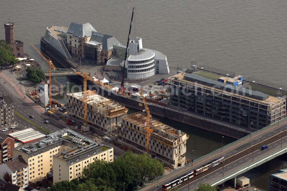 Köln from above - Blick auf die Baustelle des art otel Cologne. Das 45 Millionen Euro Großprojekt im Rheinauhafen wird von der Hamburger Grundbesitz Investitionsgesellschaft Rheinauhafen (GIR) errichtet. Entworfen wurde das Gebäude von der Berliner Architektin und Designerin Johanne Nalbach. Mitverantwortlich sind außerdem die Planungsgemeinschaft nps, Alf M. Prasch aus Hamburg und die LIP (Ludger Inholte Projektentwicklung). Links im Hintegrrund ist das Schokoladenmuseum zu sehen. Das Gebäude rechts im Bild ist das Hauptquartier der Viacon AG. Kontakt Nalbach und Nalbach Gesellschaft von Architekten mbH: Tel. +49(0)30 8590830, Email: buero@nalbach-architekten.de; Kontakt nps (Nietz, Pratsch und Siegel Architekten): Tel. +49(0)351 8945730; Kontakt LIP: Tel. +49(0)40 34962830, Email: sekretariat@l-i-p.de