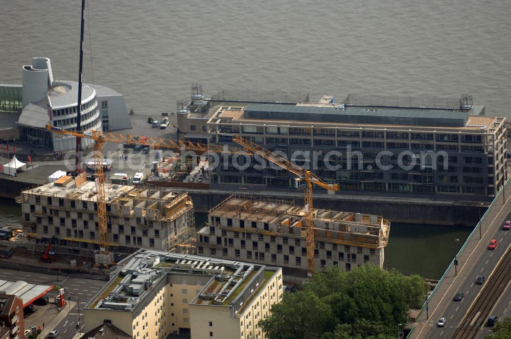 Aerial photograph Köln - Blick auf die Baustelle des art otel Cologne. Das 45 Millionen Euro Großprojekt im Rheinauhafen wird von der Hamburger Grundbesitz Investitionsgesellschaft Rheinauhafen (GIR) errichtet. Entworfen wurde das Gebäude von der Berliner Architektin und Designerin Johanne Nalbach. Mitverantwortlich sind außerdem die Planungsgemeinschaft nps, Alf M. Prasch aus Hamburg und die LIP (Ludger Inholte Projektentwicklung). Links im Hintegrrund ist das Schokoladenmuseum zu sehen. Das Gebäude rechts im Bild ist das Hauptquartier der Viacon AG. Kontakt Nalbach und Nalbach Gesellschaft von Architekten mbH: Tel. +49(0)30 8590830, Email: buero@nalbach-architekten.de; Kontakt nps (Nietz, Pratsch und Siegel Architekten): Tel. +49(0)351 8945730; Kontakt LIP: Tel. +49(0)40 34962830, Email: sekretariat@l-i-p.de