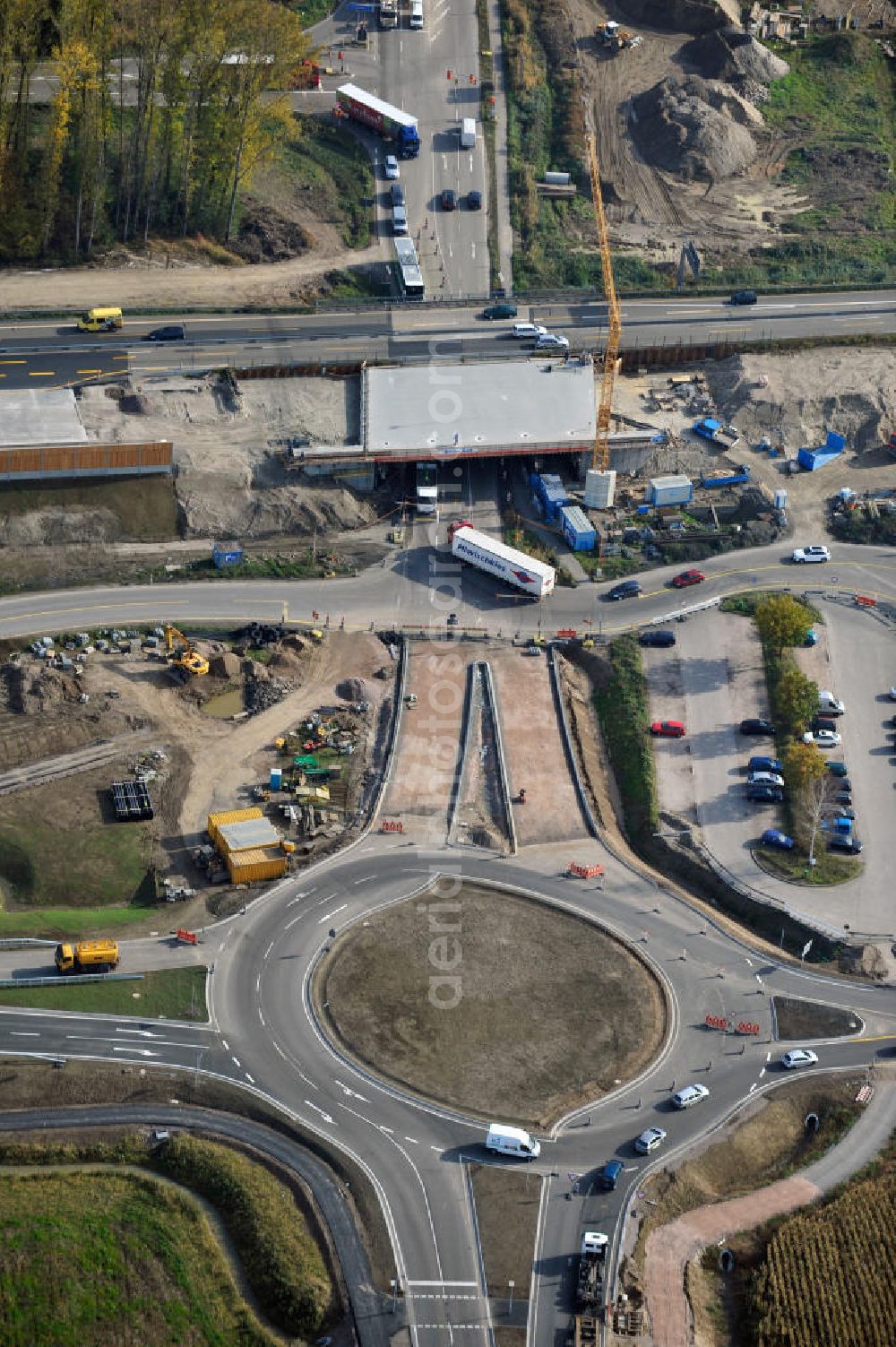 Achern from above - Baustelle Autobahn A 5 bei Achern für einen sechsstreifigen Ausbau durch das Wolfgang Gerbere Konsortium Via Solutions Südwest. Bauausführung erfolgt durch die Arbeitsgemeinschaft / ARGE VCS BAB A5, ein Zusammenschluß der Firmen EUROVIA, F. Kirchhoff Straßenbau und Reif Bauunternehmung. Hier die Anschlussstelle AS Achern Construction area at the freeway / motorway A 5 for a 6-streaky removal.