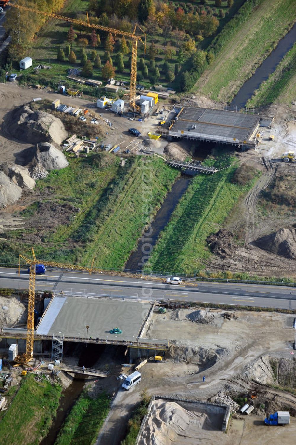 Aerial image Achern - Baustelle Autobahn A 5 bei Achern für einen sechsstreifigen Ausbau durch das Wolfgang Gerbere Konsortium Via Solutions Südwest. Bauausführung erfolgt durch die Arbeitsgemeinschaft / ARGE VCS BAB A5, ein Zusammenschluß der Firmen EUROVIA, F. Kirchhoff Straßenbau und Reif Bauunternehmung. Hier die Anschlussstelle AS Achern Construction area at the freeway / motorway A 5 for a 6-streaky removal.