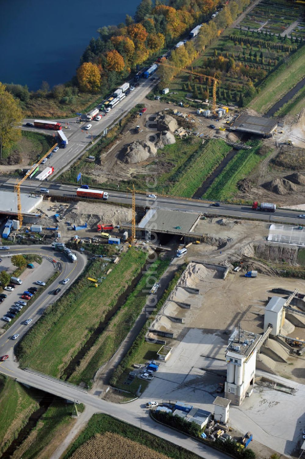 Aerial photograph Achern - Baustelle Autobahn A 5 bei Achern für einen sechsstreifigen Ausbau durch das Wolfgang Gerbere Konsortium Via Solutions Südwest. Bauausführung erfolgt durch die Arbeitsgemeinschaft / ARGE VCS BAB A5, ein Zusammenschluß der Firmen EUROVIA, F. Kirchhoff Straßenbau und Reif Bauunternehmung. Hier die Anschlussstelle AS Achern Construction area at the freeway / motorway A 5 for a 6-streaky removal.