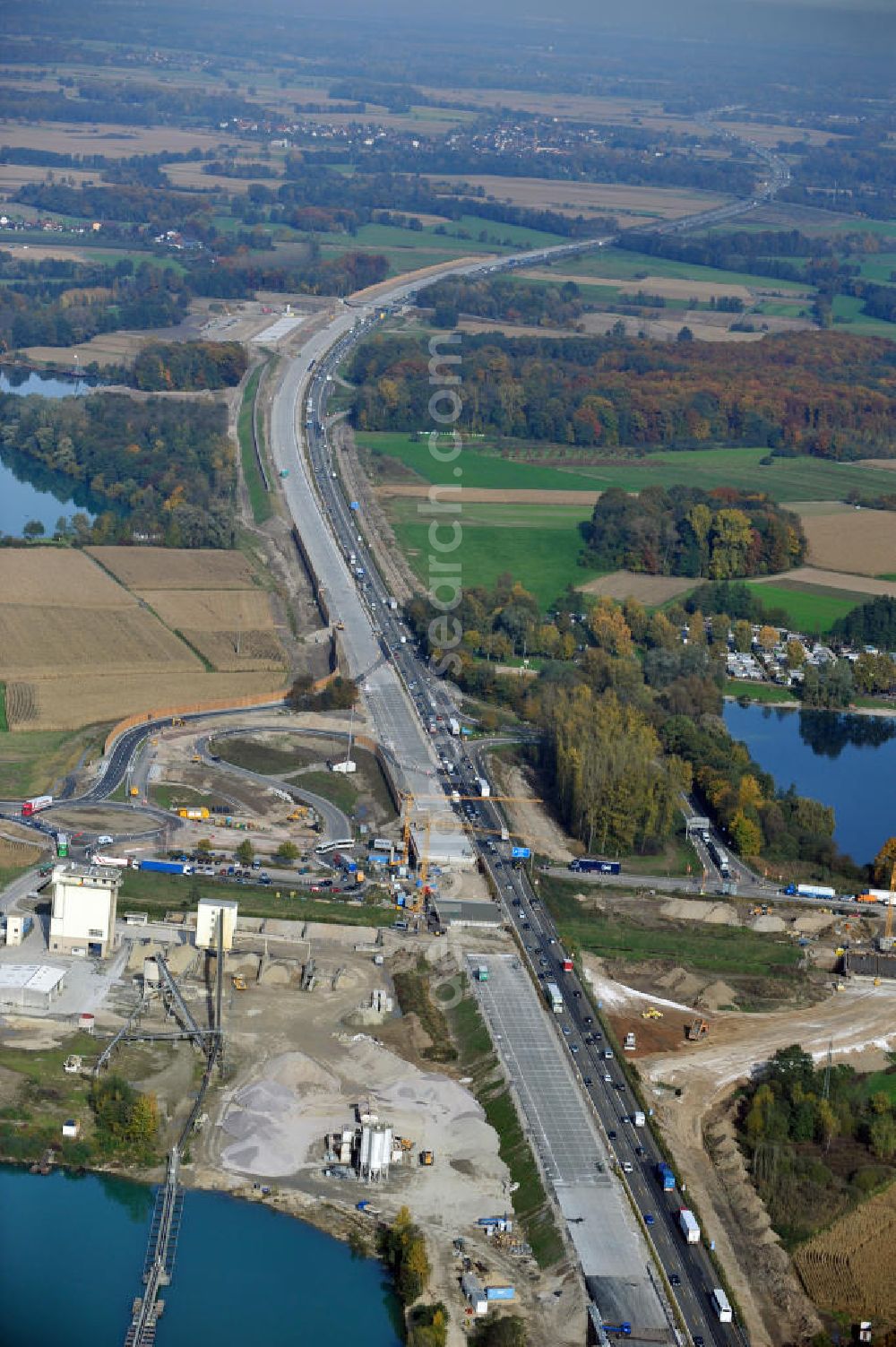 Achern from the bird's eye view: Baustelle Autobahn A 5 bei Achern für einen sechsstreifigen Ausbau durch das Wolfgang Gerbere Konsortium Via Solutions Südwest. Bauausführung erfolgt durch die Arbeitsgemeinschaft / ARGE VCS BAB A5, ein Zusammenschluß der Firmen EUROVIA, F. Kirchhoff Straßenbau und Reif Bauunternehmung. Hier die Anschlussstelle AS Achern Construction area at the freeway / motorway A 5 for a 6-streaky removal.