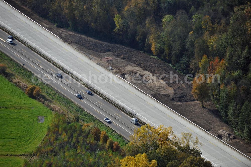 Achern from the bird's eye view: Baustelle Autobahn A 5 bei Achern für einen sechsstreifigen Ausbau durch das Wolfgang Gerbere Konsortium Via Solutions Südwest. Bauausführung erfolgt durch die Arbeitsgemeinschaft / ARGE VCS BAB A5, ein Zusammenschluß der Firmen EUROVIA, F. Kirchhoff Straßenbau und Reif Bauunternehmung. Hier die Anschlussstelle AS Achern Construction area at the freeway / motorway A 5 for a 6-streaky removal.