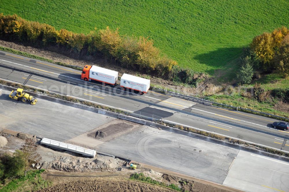 Aerial image Achern - Baustelle Autobahn A 5 bei Achern für einen sechsstreifigen Ausbau durch das Wolfgang Gerbere Konsortium Via Solutions Südwest. Bauausführung erfolgt durch die Arbeitsgemeinschaft / ARGE VCS BAB A5, ein Zusammenschluß der Firmen EUROVIA, F. Kirchhoff Straßenbau und Reif Bauunternehmung. Hier die Anschlussstelle AS Achern Construction area at the freeway / motorway A 5 for a 6-streaky removal.