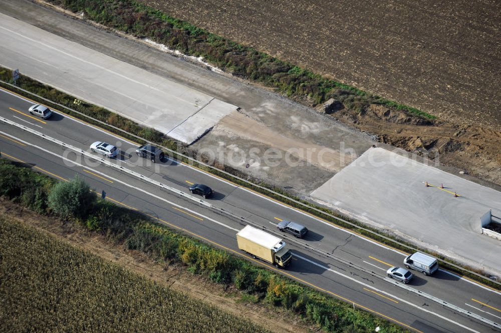 Aerial photograph Achern - Baustelle Autobahn A 5 bei Achern für einen sechsstreifigen Ausbau durch das Wolfgang Gerbere Konsortium Via Solutions Südwest. Bauausführung erfolgt durch die Arbeitsgemeinschaft / ARGE VCS BAB A5, ein Zusammenschluß der Firmen EUROVIA, F. Kirchhoff Straßenbau und Reif Bauunternehmung. Hier die Anschlussstelle AS Achern Construction area at the freeway / motorway A 5 for a 6-streaky removal.