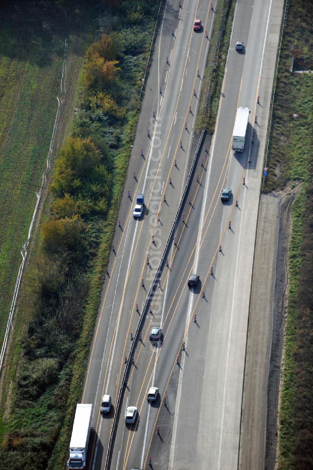 Achern from above - Baustelle Autobahn A 5 bei Achern für einen sechsstreifigen Ausbau durch das Wolfgang Gerbere Konsortium Via Solutions Südwest. Bauausführung erfolgt durch die Arbeitsgemeinschaft / ARGE VCS BAB A5, ein Zusammenschluß der Firmen EUROVIA, F. Kirchhoff Straßenbau und Reif Bauunternehmung. Hier die Anschlussstelle AS Achern Construction area at the freeway / motorway A 5 for a 6-streaky removal.