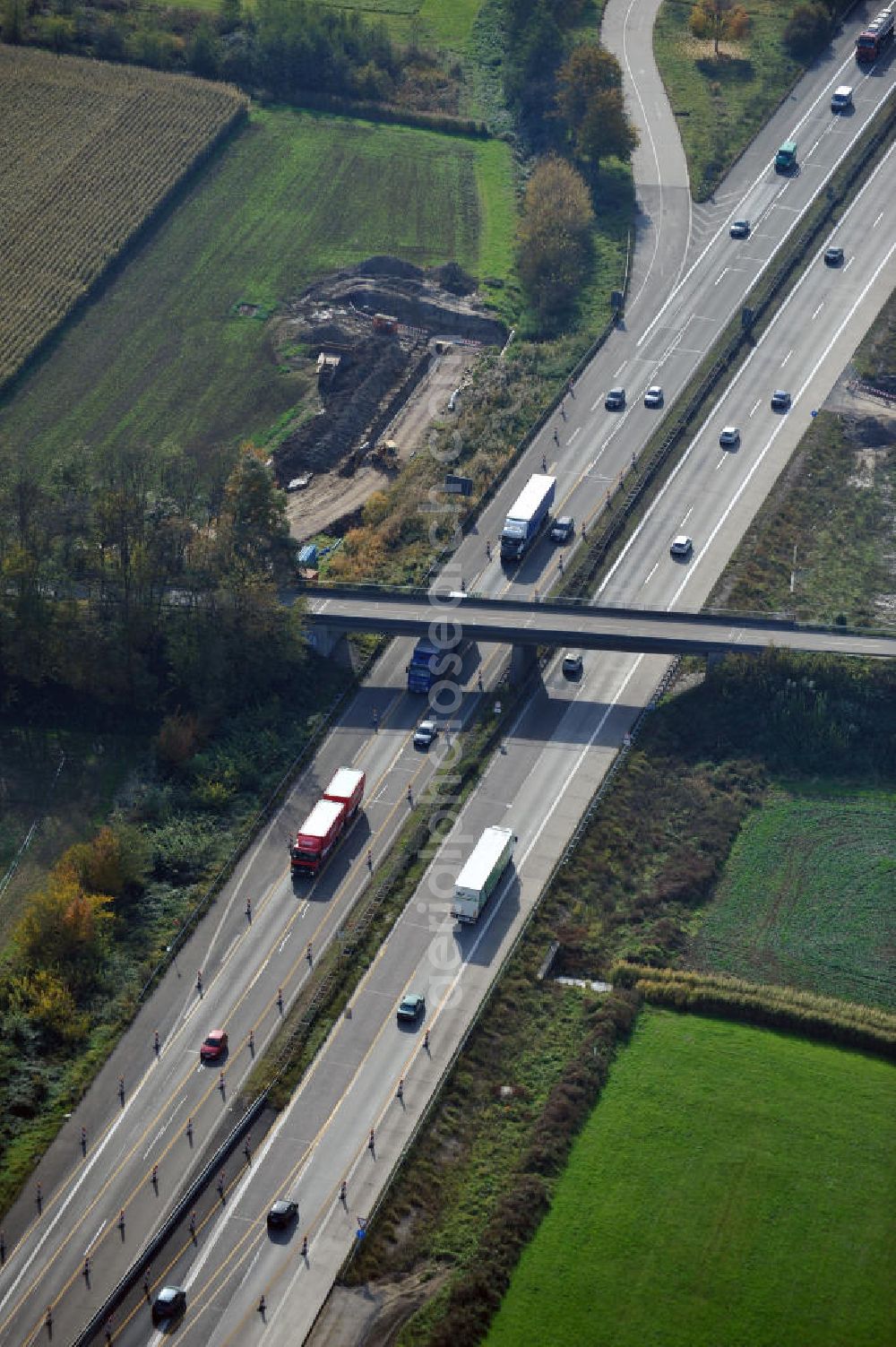 Achern from the bird's eye view: Baustelle Autobahn A 5 bei Achern für einen sechsstreifigen Ausbau durch das Wolfgang Gerbere Konsortium Via Solutions Südwest. Bauausführung erfolgt durch die Arbeitsgemeinschaft / ARGE VCS BAB A5, ein Zusammenschluß der Firmen EUROVIA, F. Kirchhoff Straßenbau und Reif Bauunternehmung. Hier die Anschlussstelle AS Achern Construction area at the freeway / motorway A 5 for a 6-streaky removal.