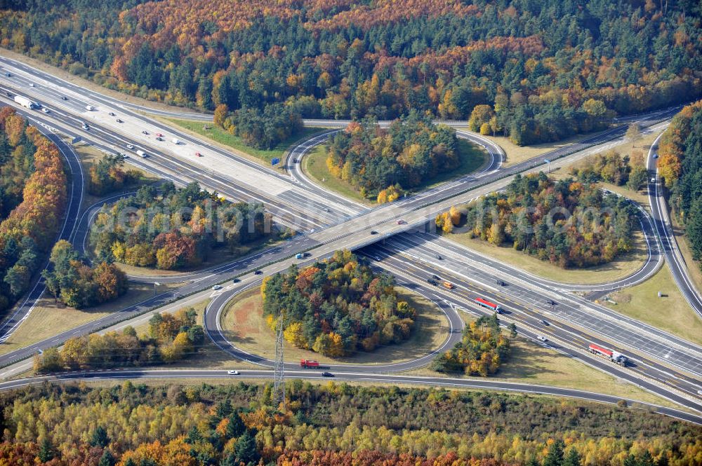 Sinzheim from above - Baustelle Autobahn A 5 bei Sinzheim für einen sechsstreifigen Ausbau durch das Wolfgang Gerbere Konsortium Via Solutions Südwest. Bauausführung erfolgt durch die Arbeitsgemeinschaft / ARGE VCS BAB A5, ein Zusammenschluß der Firmen EUROVIA, F. Kirchhoff Straßenbau und Reif Bauunternehmung. Hier die Anschlussstelle AS / Baden-Baden, ein Autobahnkreuz in Kleeblatt-Form. Construction area at the freeway / motorway A 5 for a 6-streaky removal.