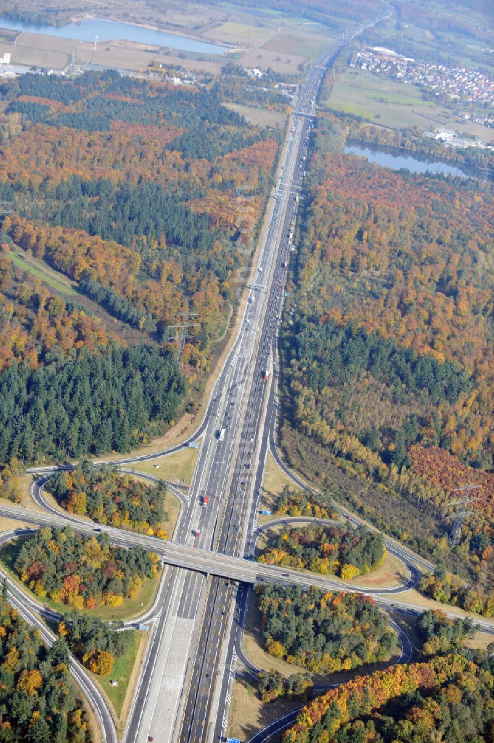 Aerial image Sinzheim - Baustelle Autobahn A 5 bei Sinzheim für einen sechsstreifigen Ausbau durch das Wolfgang Gerbere Konsortium Via Solutions Südwest. Bauausführung erfolgt durch die Arbeitsgemeinschaft / ARGE VCS BAB A5, ein Zusammenschluß der Firmen EUROVIA, F. Kirchhoff Straßenbau und Reif Bauunternehmung. Hier die Anschlussstelle AS / Baden-Baden, ein Autobahnkreuz in Kleeblatt-Form. Construction area at the freeway / motorway A 5 for a 6-streaky removal.