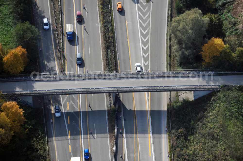 Appenweier from above - Baustelle Autobahn A 5 bei Appenweier für einen sechsstreifigen Ausbau durch das Wolfgang Gerbere Konsortium Via Solutions Südwest. Bauausführung erfolgt durch die Arbeitsgemeinschaft / ARGE VCS BAB A5, ein Zusammenschluß der Firmen EUROVIA, F. Kirchhoff Straßenbau und Reif Bauunternehmung. Hier die Brücke / Überführung / Gemeindeverbindungsstraße GVS Windschläg - Sand. Construction area at the freeway / motorway A 5 for a 6-streaky removal.