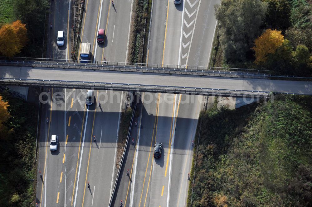 Appenweier from the bird's eye view: Baustelle Autobahn A 5 bei Appenweier für einen sechsstreifigen Ausbau durch das Wolfgang Gerbere Konsortium Via Solutions Südwest. Bauausführung erfolgt durch die Arbeitsgemeinschaft / ARGE VCS BAB A5, ein Zusammenschluß der Firmen EUROVIA, F. Kirchhoff Straßenbau und Reif Bauunternehmung. Hier die Brücke / Überführung / Gemeindeverbindungsstraße GVS Windschläg - Sand. Construction area at the freeway / motorway A 5 for a 6-streaky removal.