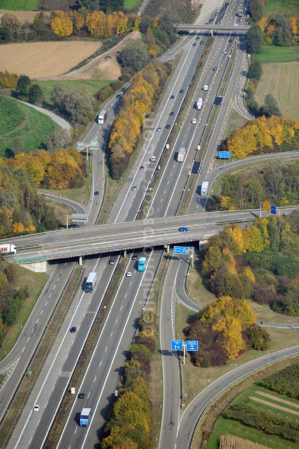 Appenweier from the bird's eye view: Baustelle Autobahn A 5 bei Appenweier für einen sechsstreifigen Ausbau durch das Wolfgang Gerbere Konsortium Via Solutions Südwest. Bauausführung erfolgt durch die Arbeitsgemeinschaft / ARGE VCS BAB A5, ein Zusammenschluß der Firmen EUROVIA, F. Kirchhoff Straßenbau und Reif Bauunternehmung. Hier die Anschlussselle Appenweier. Construction area at the freeway / motorway A 5 for a 6-streaky removal.