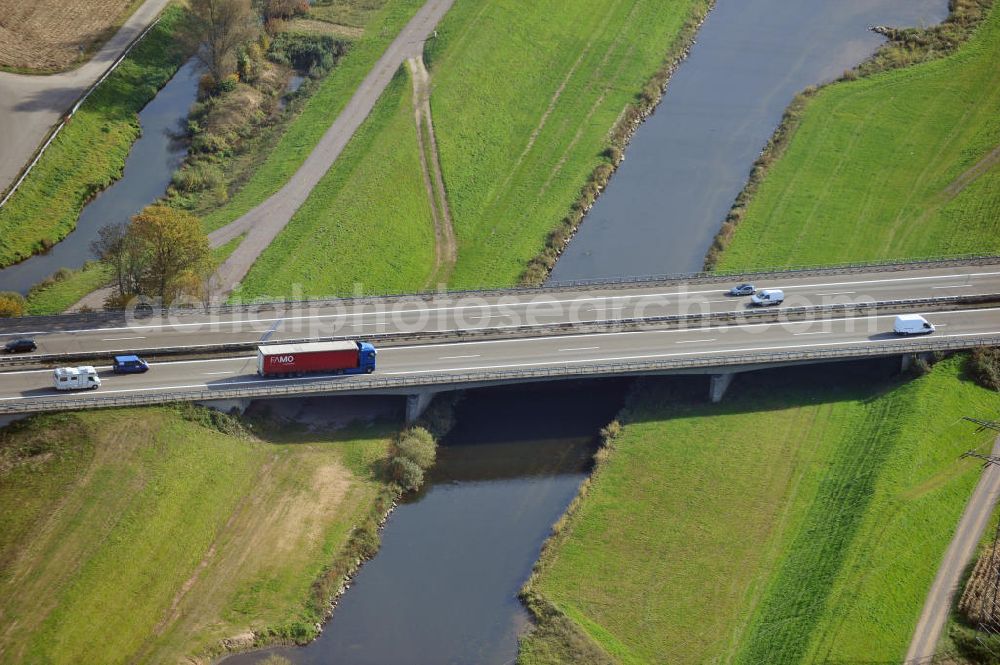 Aerial image Appenweier - Baustelle Autobahn A 5 bei Appenweier für einen sechsstreifigen Ausbau durch das Wolfgang Gerbere Konsortium Via Solutions Südwest. Bauausführung erfolgt durch die Arbeitsgemeinschaft / ARGE VCS BAB A5, ein Zusammenschluß der Firmen EUROVIA, F. Kirchhoff Straßenbau und Reif Bauunternehmung. Hier die Brücke / Überführung über den Fluß Kinzig. Construction area at the freeway / motorway A 5 for a 6-streaky removal.