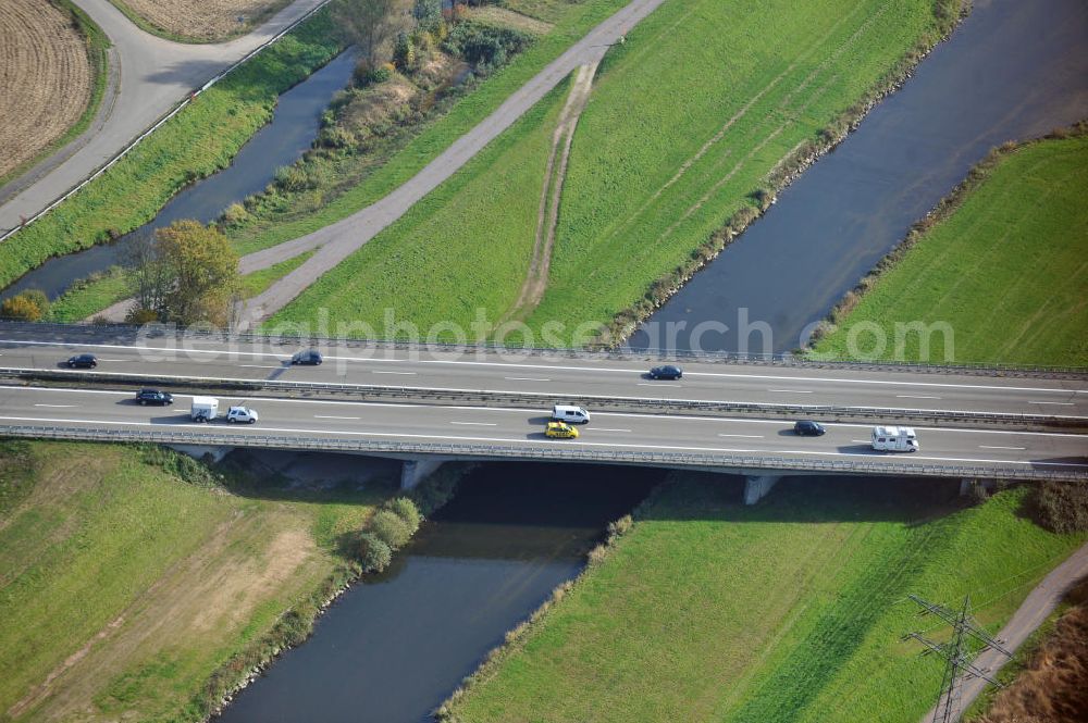 Aerial photograph Appenweier - Baustelle Autobahn A 5 bei Appenweier für einen sechsstreifigen Ausbau durch das Wolfgang Gerbere Konsortium Via Solutions Südwest. Bauausführung erfolgt durch die Arbeitsgemeinschaft / ARGE VCS BAB A5, ein Zusammenschluß der Firmen EUROVIA, F. Kirchhoff Straßenbau und Reif Bauunternehmung. Hier die Brücke / Überführung über den Fluß Kinzig. Construction area at the freeway / motorway A 5 for a 6-streaky removal.